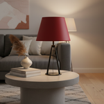 Abat-jour rouge conique sur pied de lampe moderne